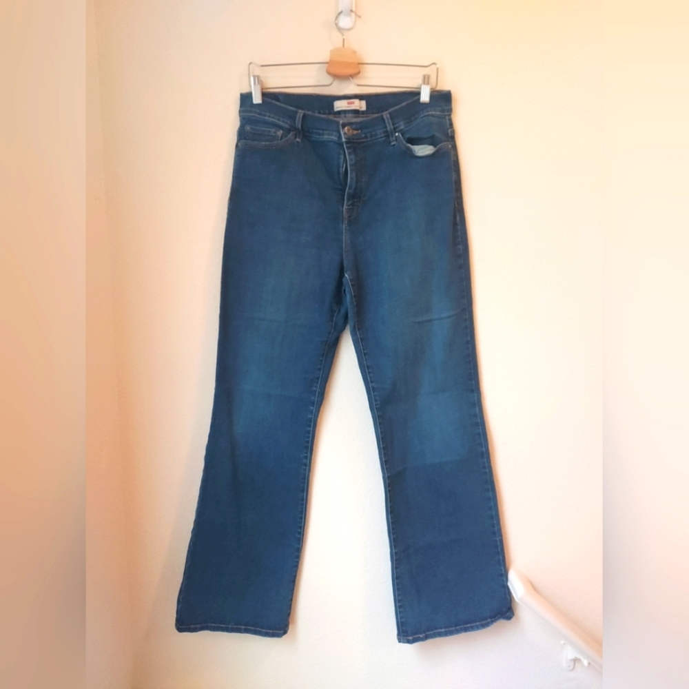 Woman's Levi's Perfectly Slimming 512 Bootcut Jeans. Size 14